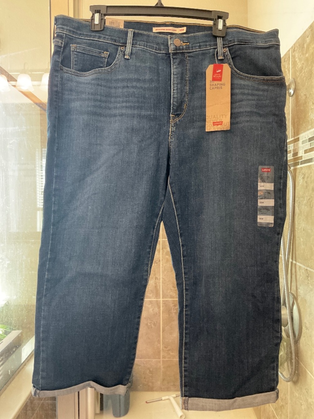 NWT LEVI 311 Shaping Capris 18W